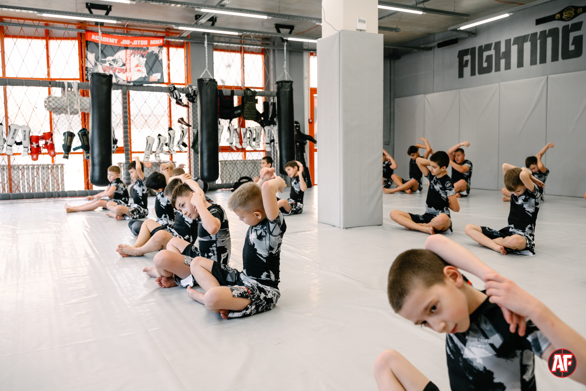 Fighting Academy | Академия файтинга | Клуб братьев Лапшиных. ММА, MMA, Джиу-Джитсу, jujutsu, КИКБОКСИНГ, ЖЕНСКАЯ САМООБОРОНА в Ростове-на-Дону на Западном для взрослых и детей. Групповые, сплит и индивидуальные тренировки.