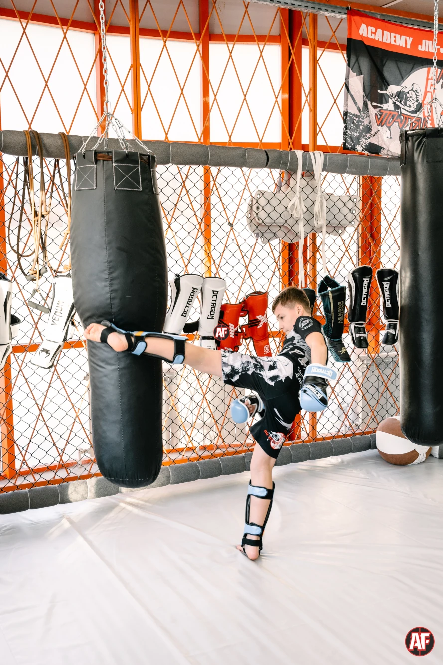 Fighting Academy | Академия файтинга | Клуб братьев Лапшиных. ММА, MMA, Джиу-Джитсу, jujutsu, КИКБОКСИНГ, ЖЕНСКАЯ САМООБОРОНА в Ростове-на-Дону на Западном для взрослых и детей. Групповые, сплит и индивидуальные тренировки.